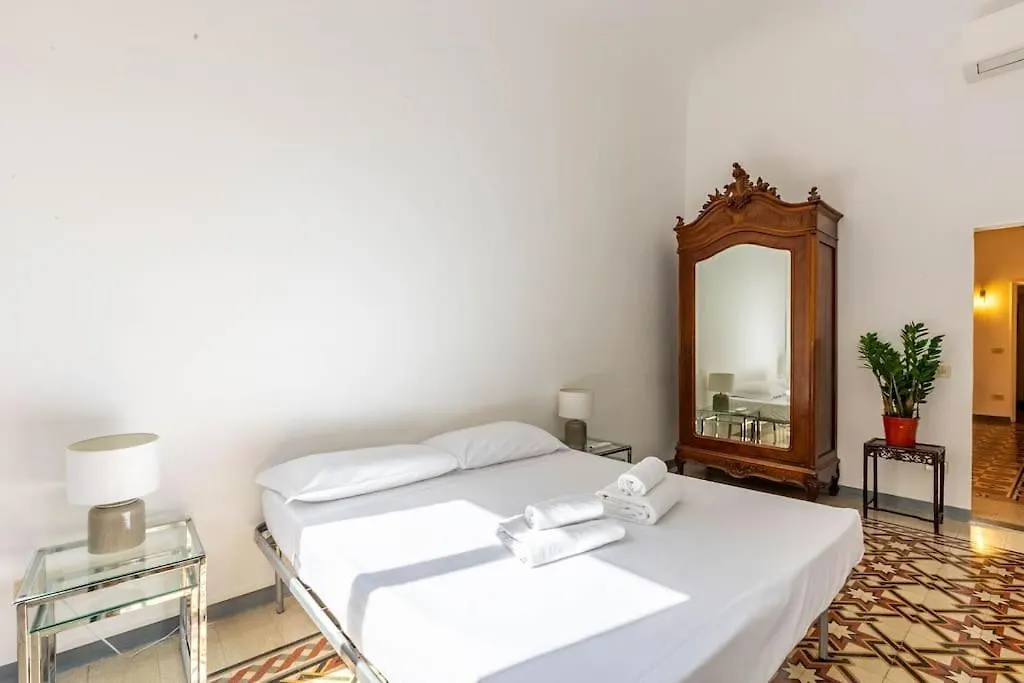 Academia Of Davide Spacious Apartment Florence